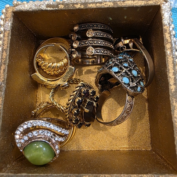 Surprise Bundle Of Rings In Trinket Box - Picture 6 of 7